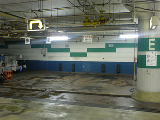 地下駐車場の洗車コーナー