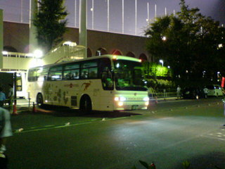 試合後の阪神選手の乗るバス