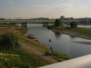和泉多摩川でつりをしている人たち